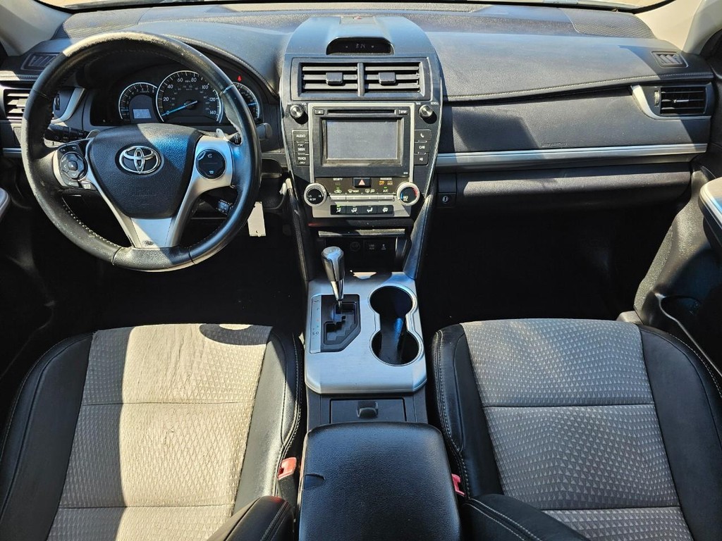 Toyota Camry Vehicle Full-screen Gallery Image 25