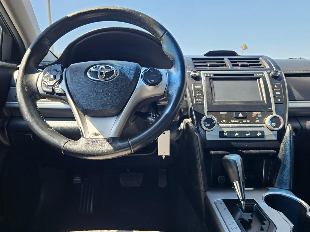 Toyota Camry Vehicle Full-screen Gallery Image 26