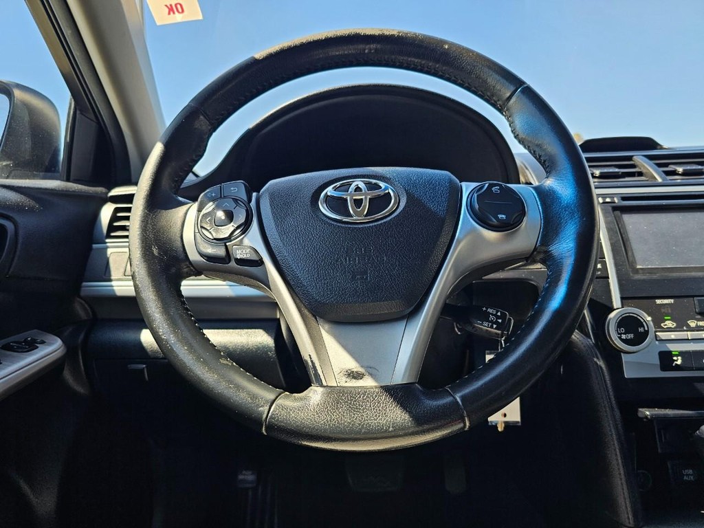 Toyota Camry Vehicle Full-screen Gallery Image 27