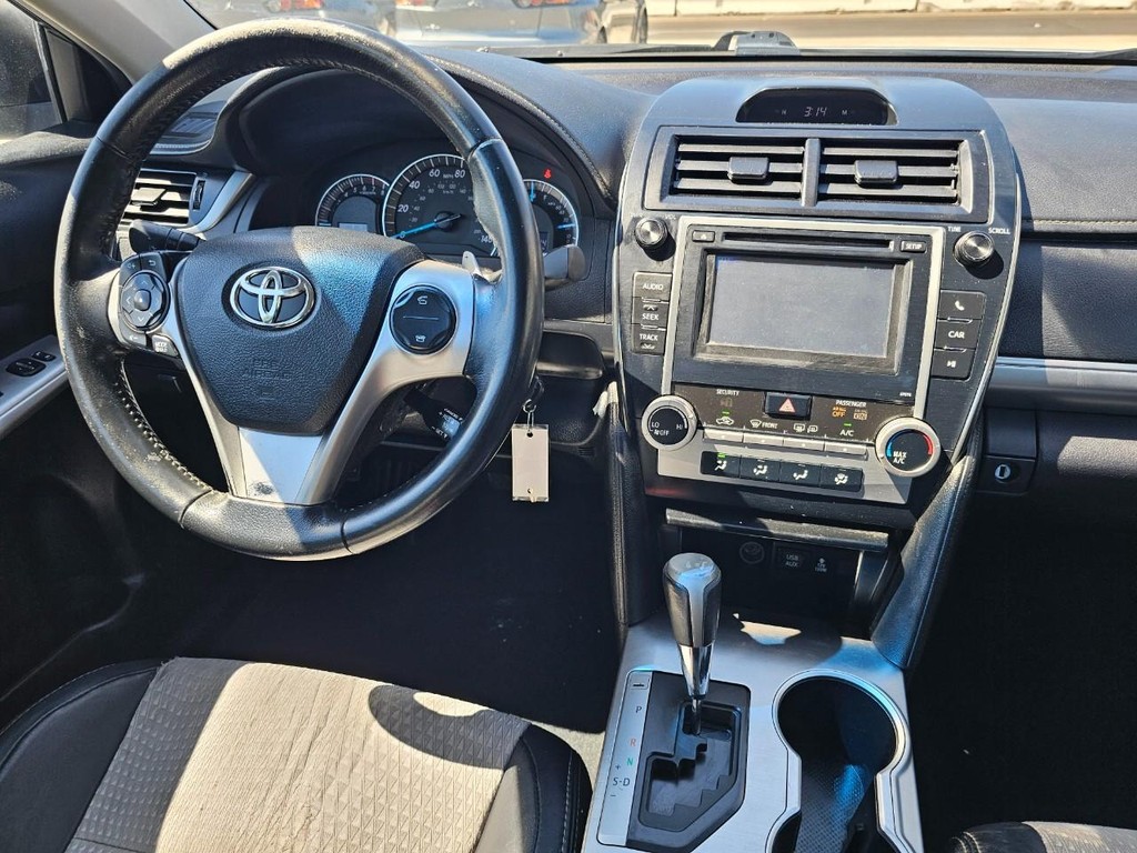 Toyota Camry Vehicle Full-screen Gallery Image 28
