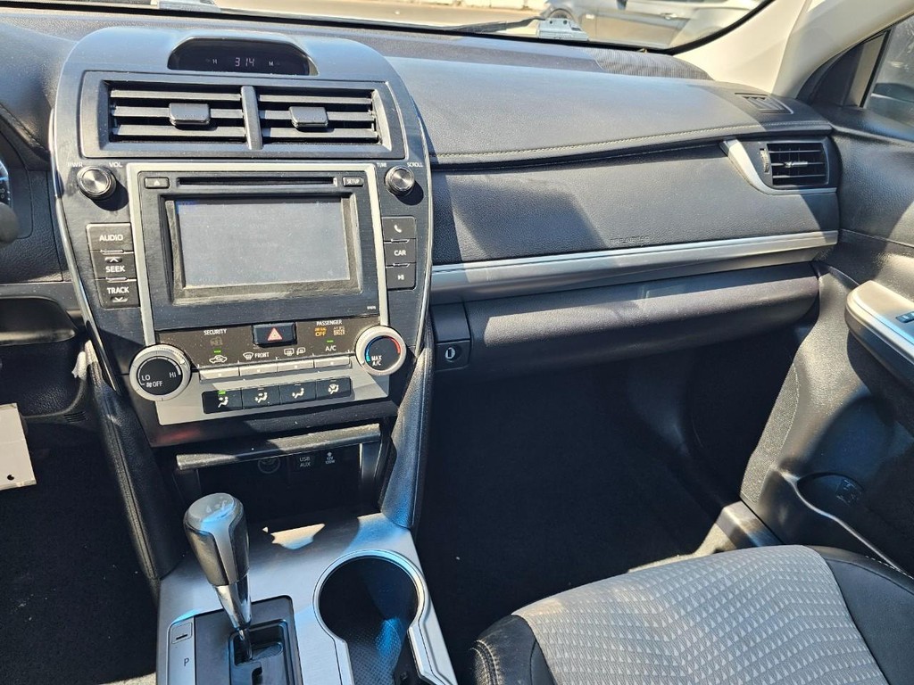 Toyota Camry Vehicle Full-screen Gallery Image 29