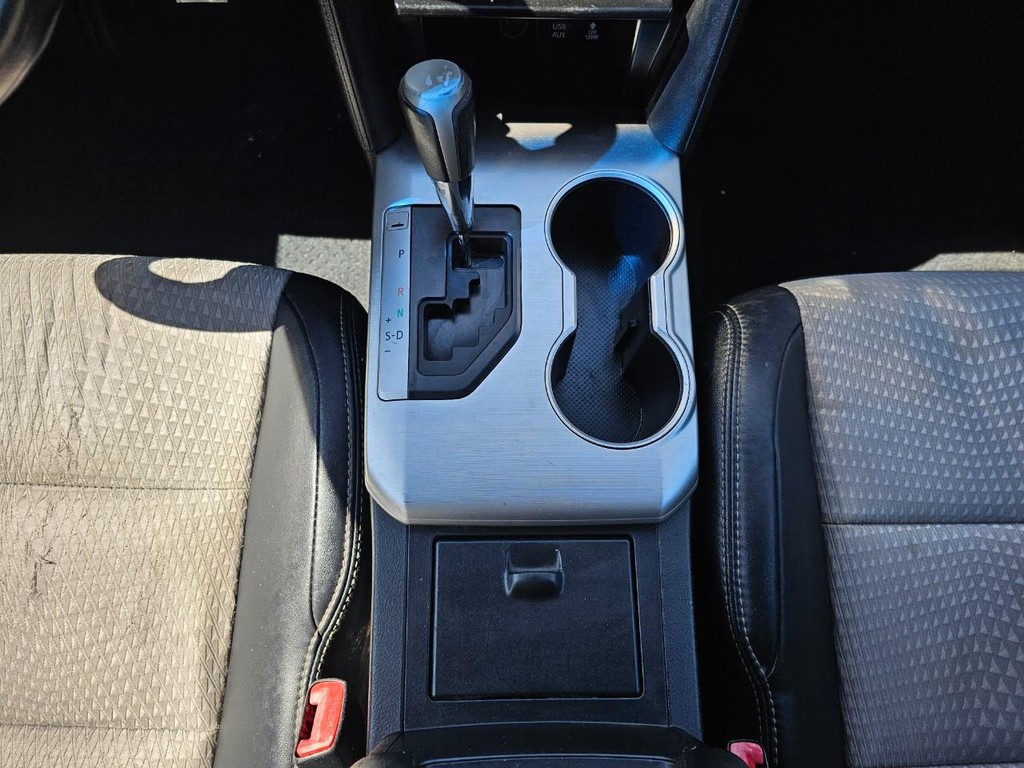 Toyota Camry Vehicle Full-screen Gallery Image 30