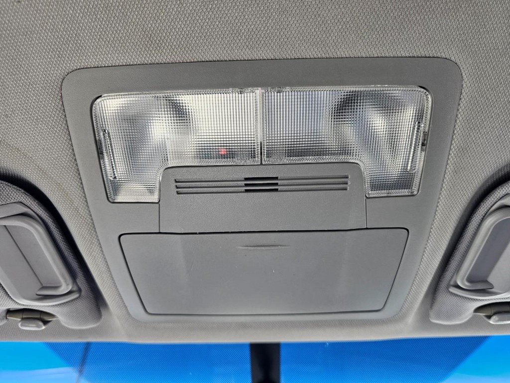 Toyota Camry Vehicle Full-screen Gallery Image 31