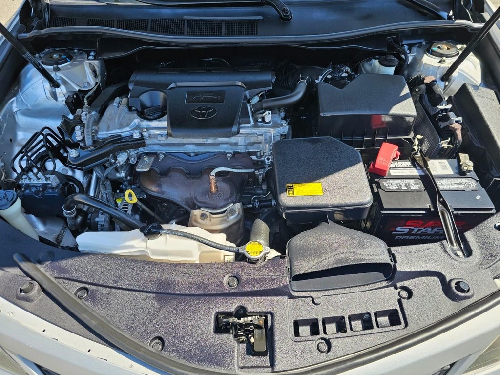 Toyota Camry Vehicle Full-screen Gallery Image 32