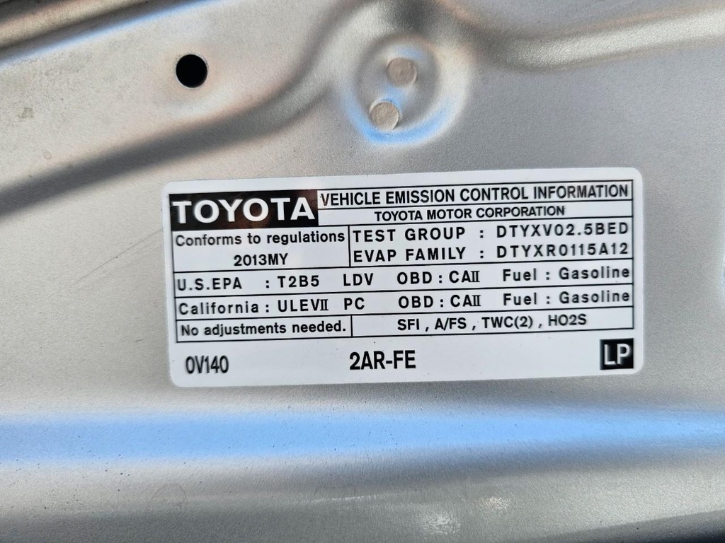 Toyota Camry Vehicle Full-screen Gallery Image 33