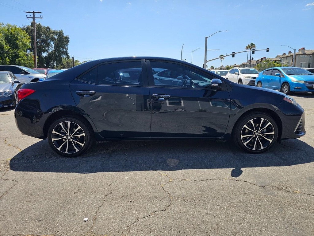 Toyota Corolla Vehicle Full-screen Gallery Image 6