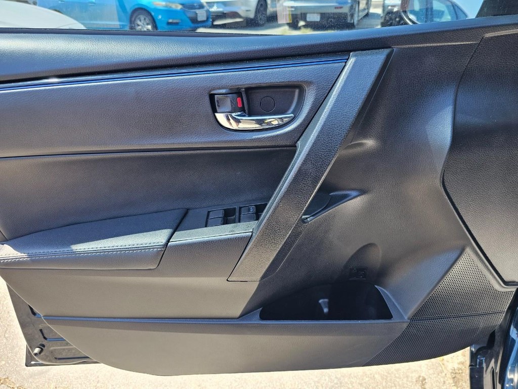 Toyota Corolla Vehicle Full-screen Gallery Image 16
