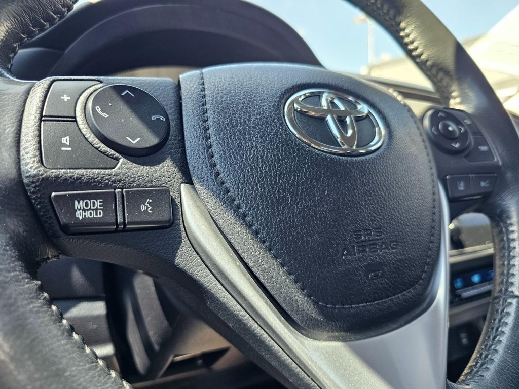 Toyota Corolla Vehicle Full-screen Gallery Image 19