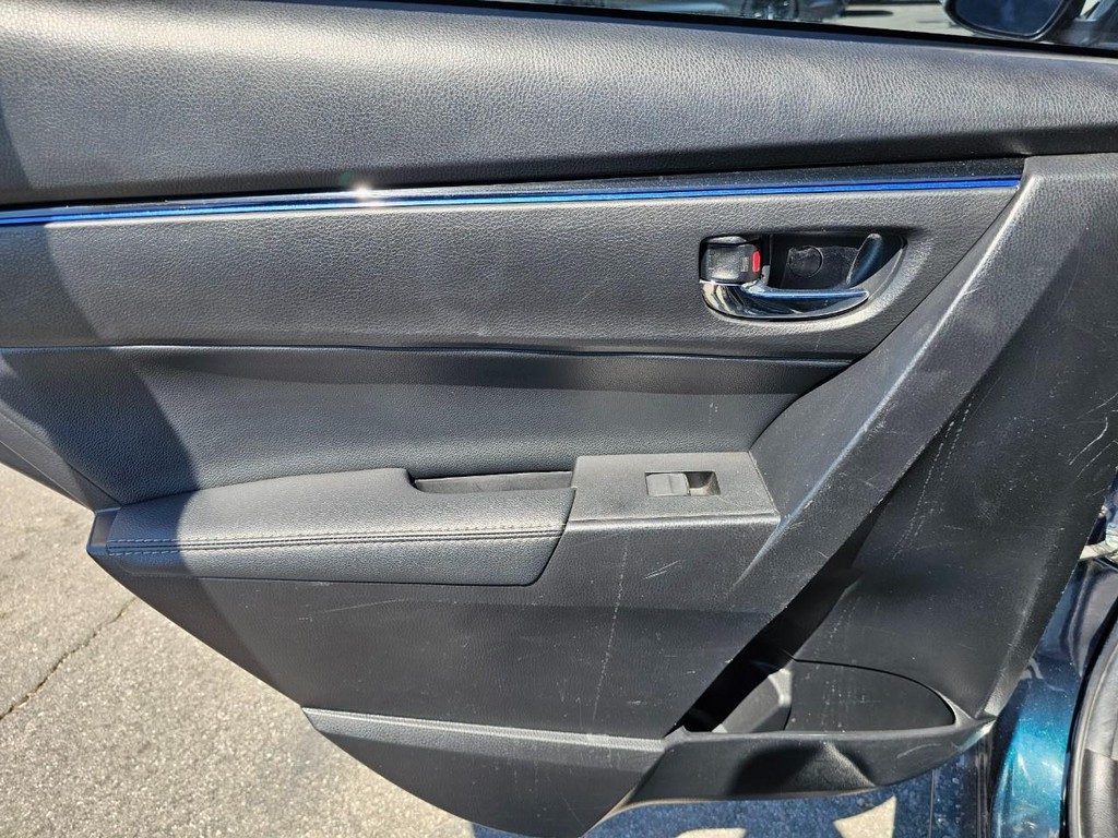 Toyota Corolla Vehicle Full-screen Gallery Image 24