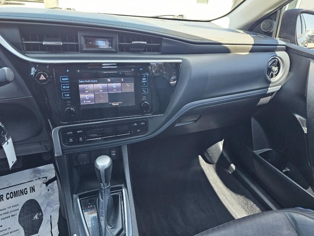 Toyota Corolla Vehicle Full-screen Gallery Image 30