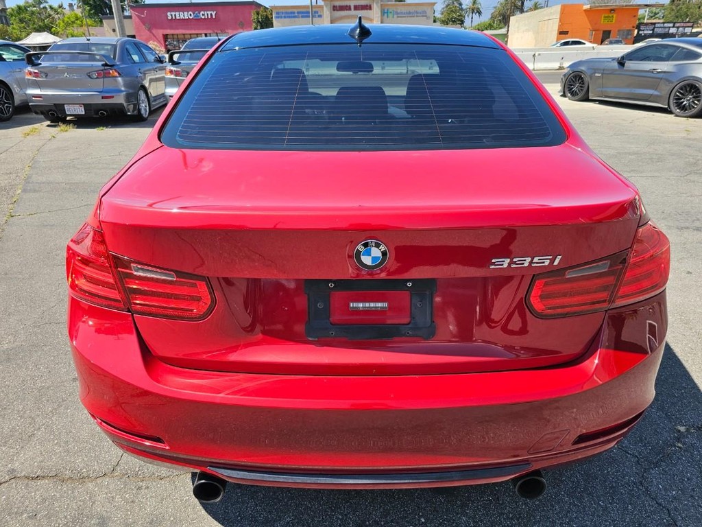 BMW 3 Series Vehicle Full-screen Gallery Image 4