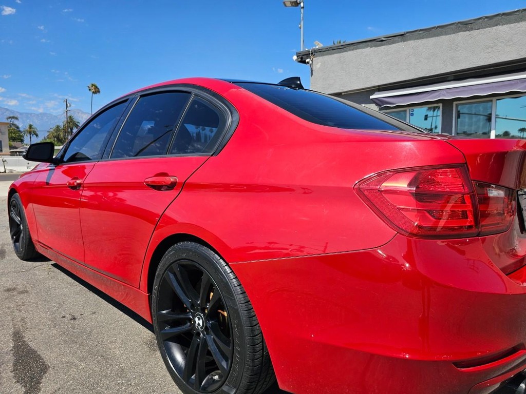 BMW 3 Series Vehicle Full-screen Gallery Image 11