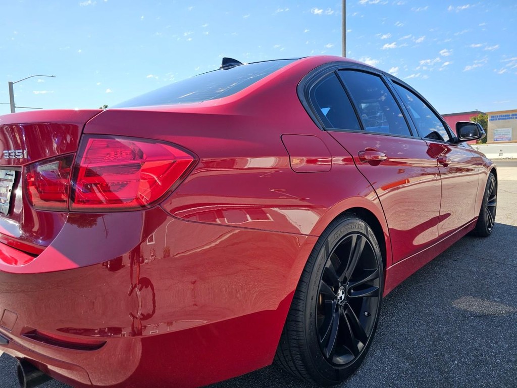 BMW 3 Series Vehicle Full-screen Gallery Image 12