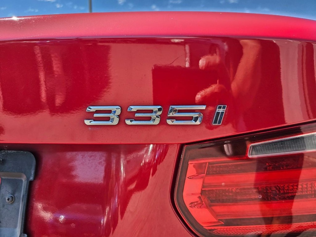 BMW 3 Series Vehicle Full-screen Gallery Image 13