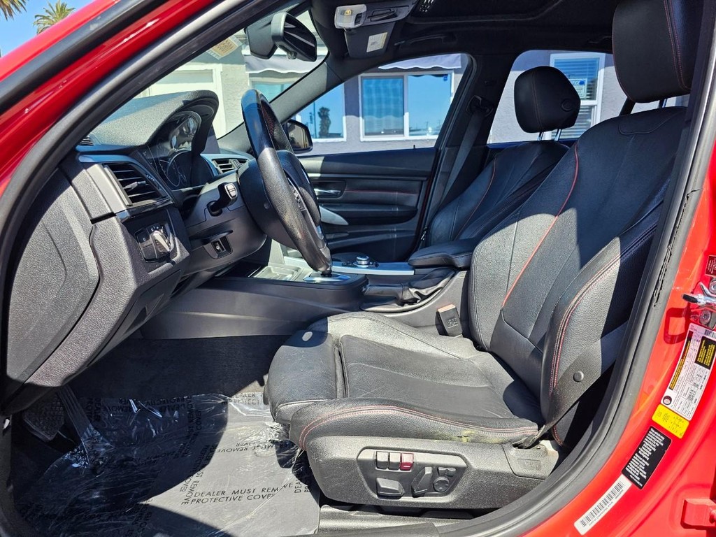 BMW 3 Series Vehicle Full-screen Gallery Image 17