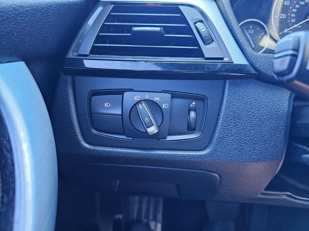 BMW 3 Series Vehicle Full-screen Gallery Image 18