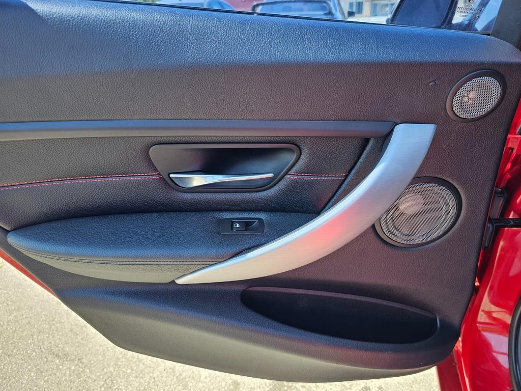 BMW 3 Series Vehicle Full-screen Gallery Image 21