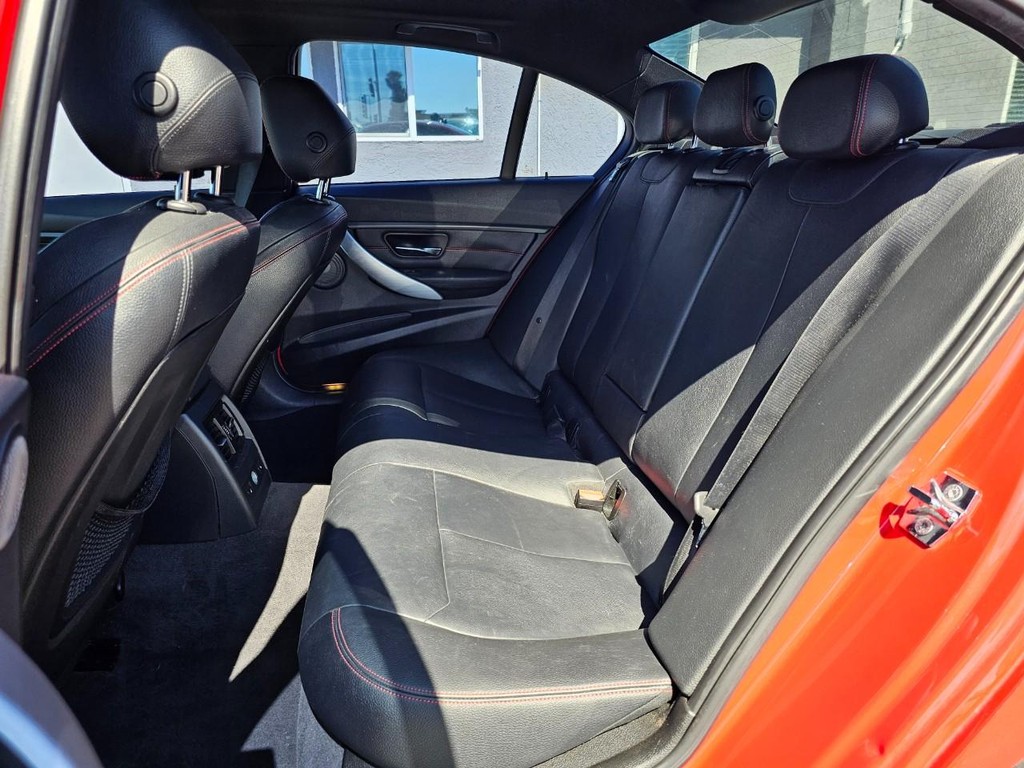 BMW 3 Series Vehicle Full-screen Gallery Image 22