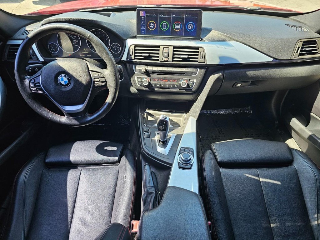 BMW 3 Series Vehicle Full-screen Gallery Image 23