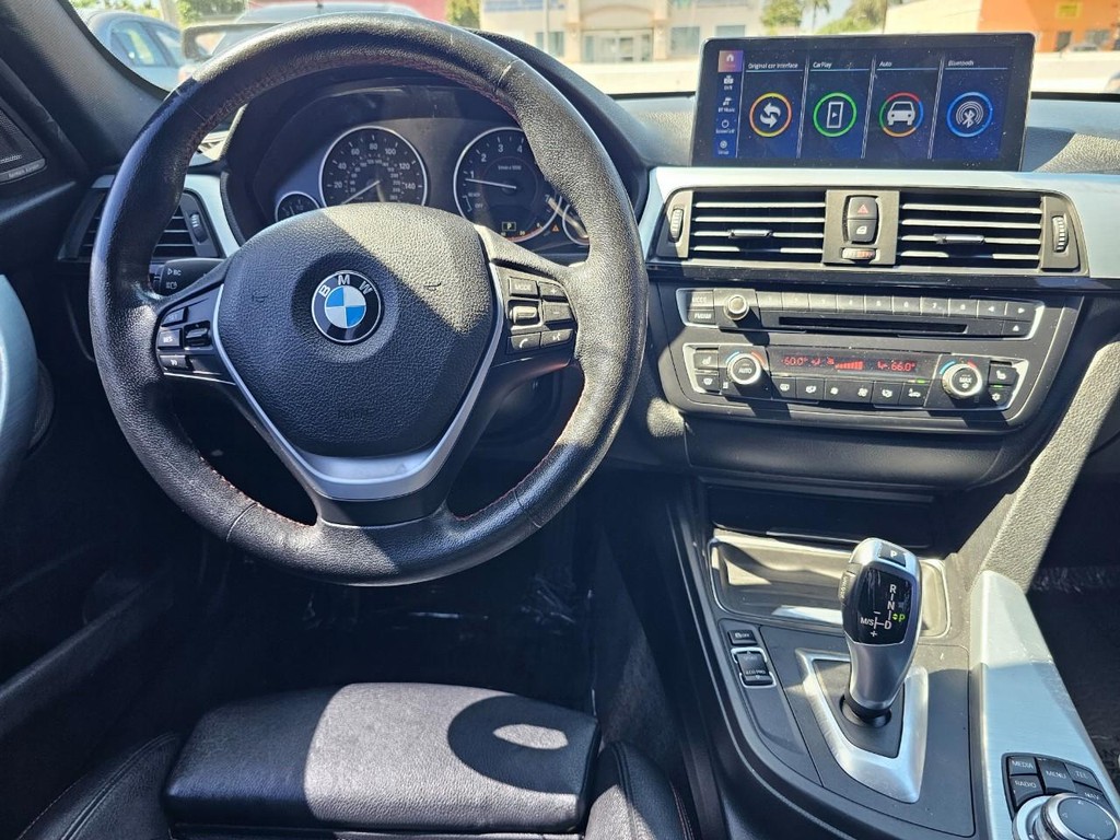 BMW 3 Series Vehicle Full-screen Gallery Image 24