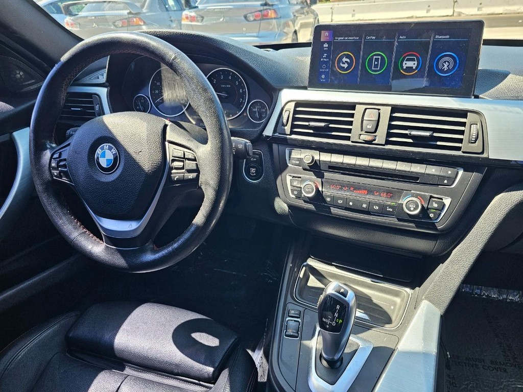 BMW 3 Series Vehicle Full-screen Gallery Image 25