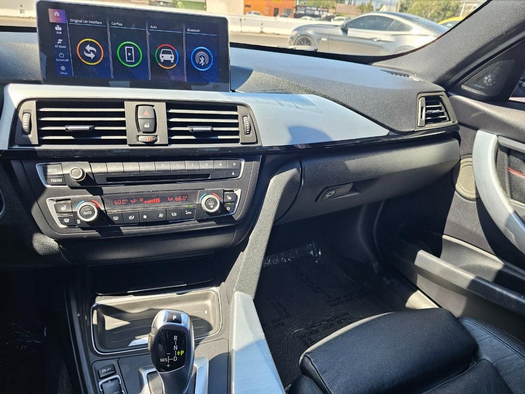 BMW 3 Series Vehicle Full-screen Gallery Image 26