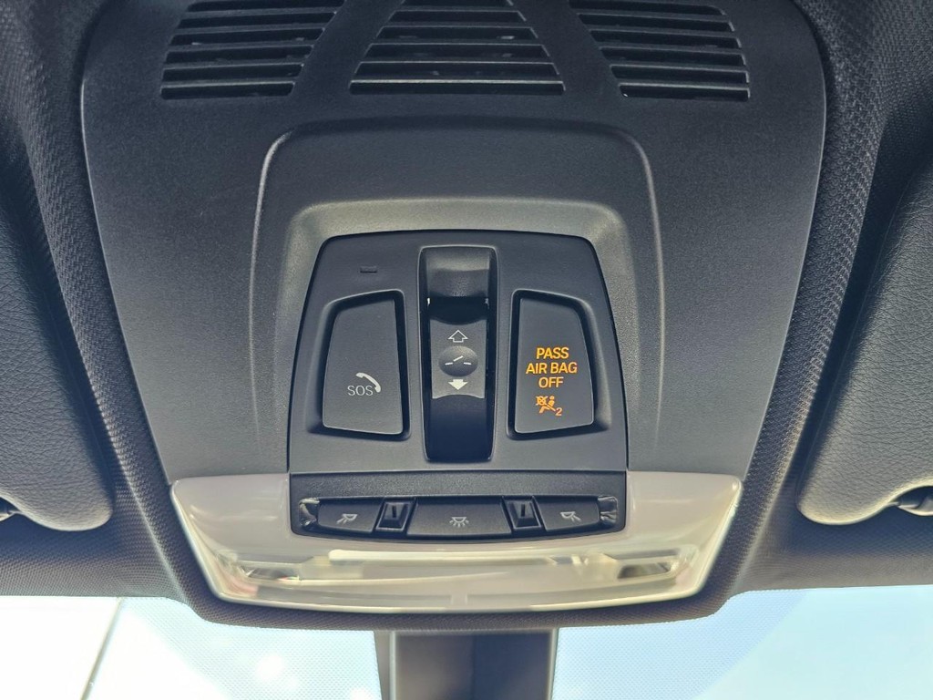 BMW 3 Series Vehicle Full-screen Gallery Image 28
