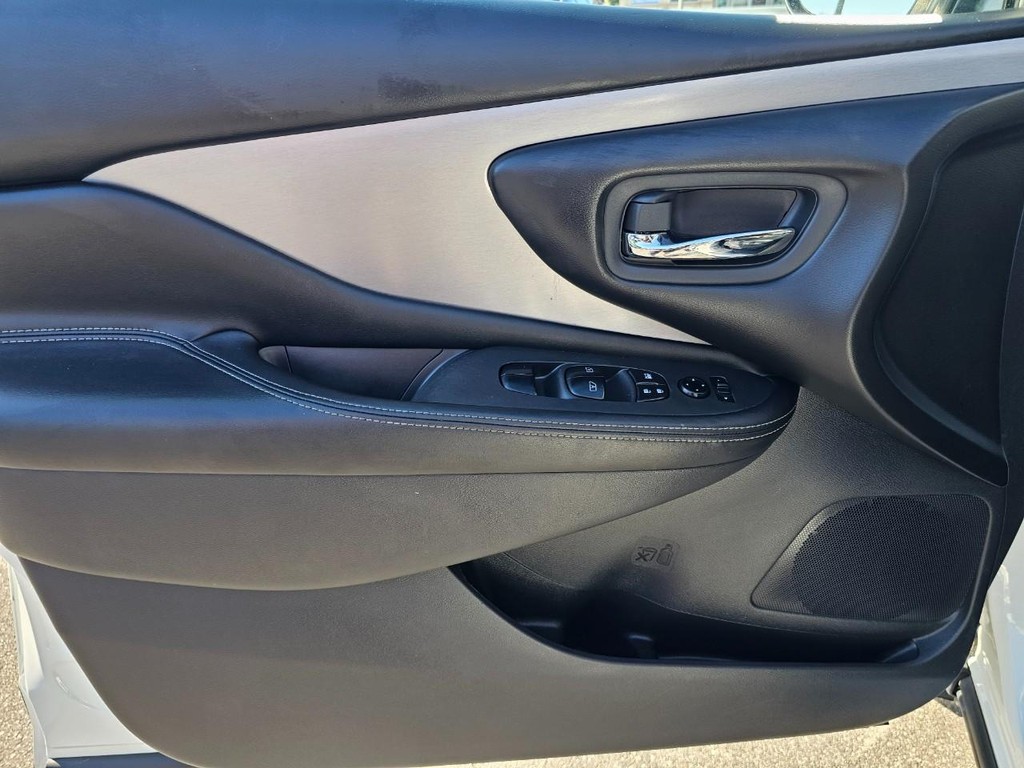 Nissan Murano Vehicle Full-screen Gallery Image 16