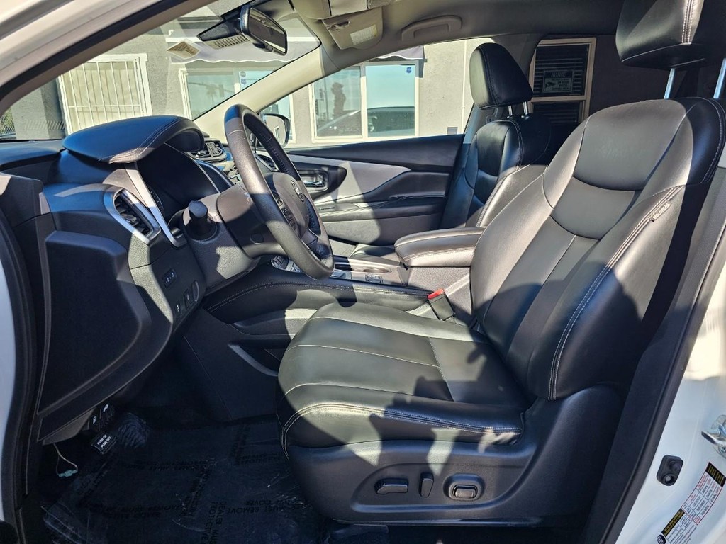 Nissan Murano Vehicle Full-screen Gallery Image 17