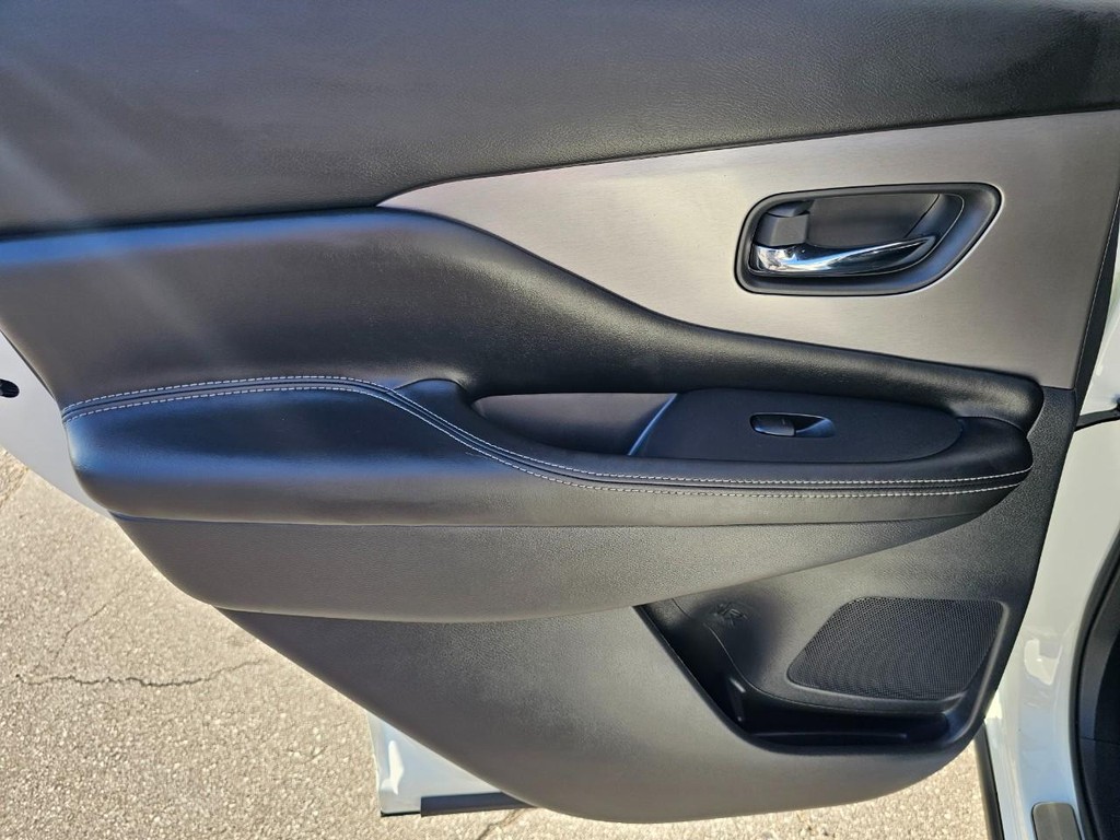 Nissan Murano Vehicle Full-screen Gallery Image 25