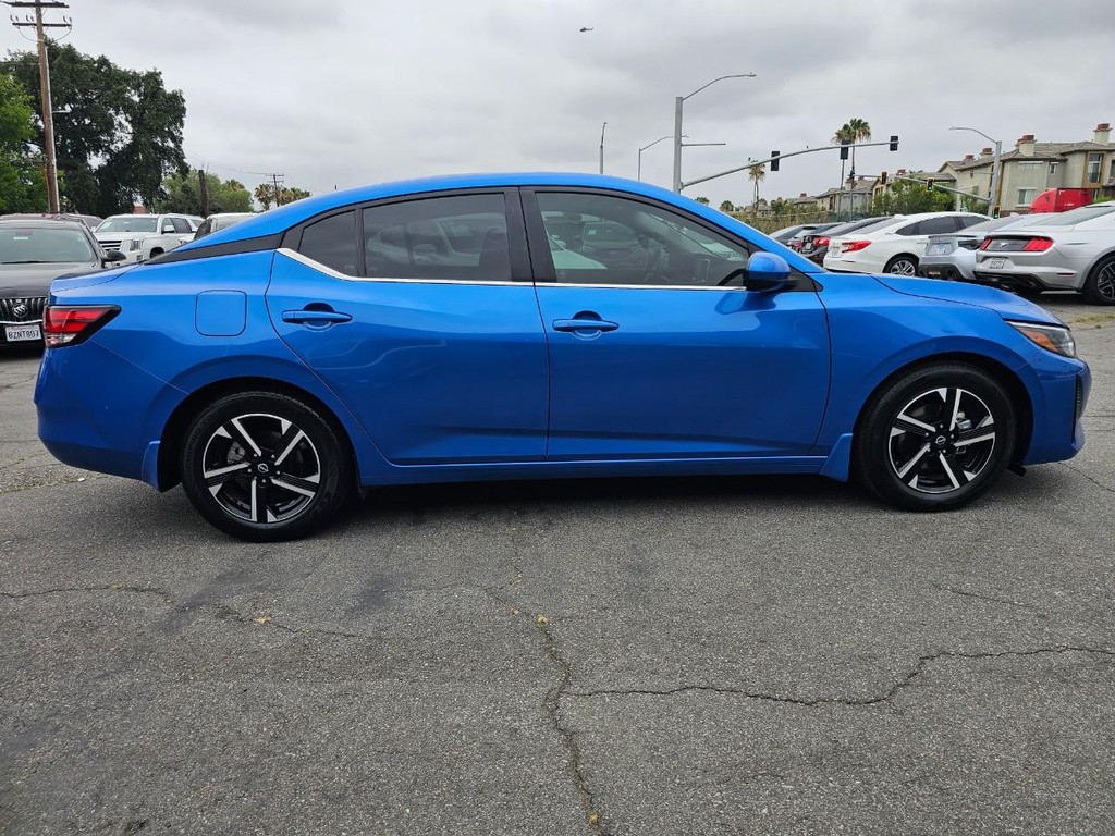 Nissan Sentra Vehicle Full-screen Gallery Image 6