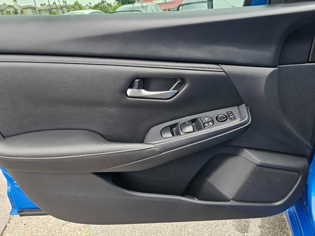 Nissan Sentra Vehicle Full-screen Gallery Image 16