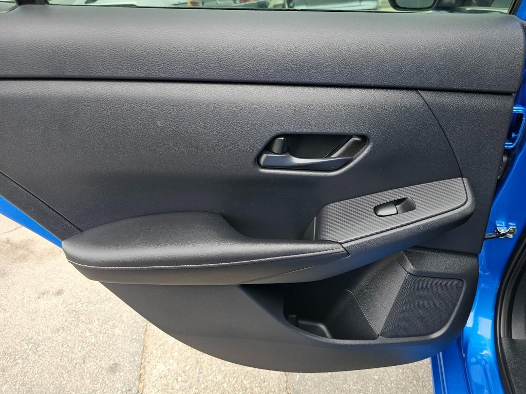 Nissan Sentra Vehicle Full-screen Gallery Image 22