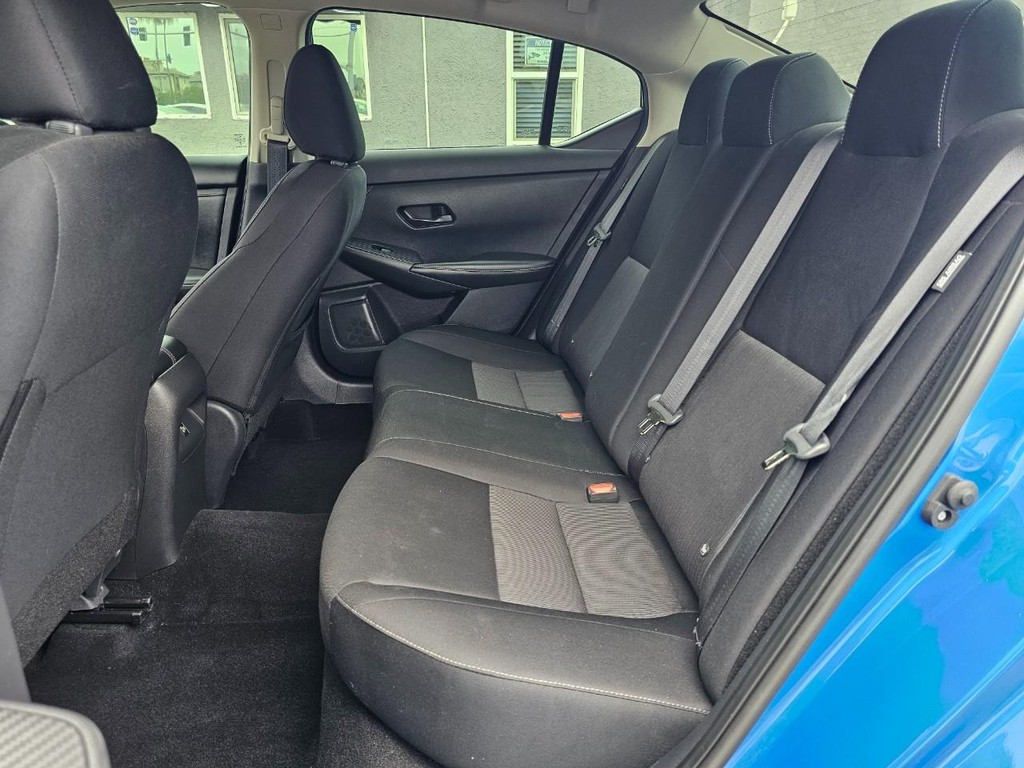 Nissan Sentra Vehicle Full-screen Gallery Image 23