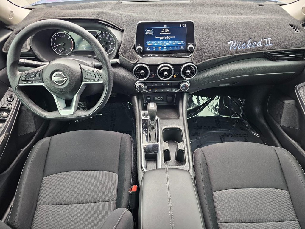 Nissan Sentra Vehicle Full-screen Gallery Image 24