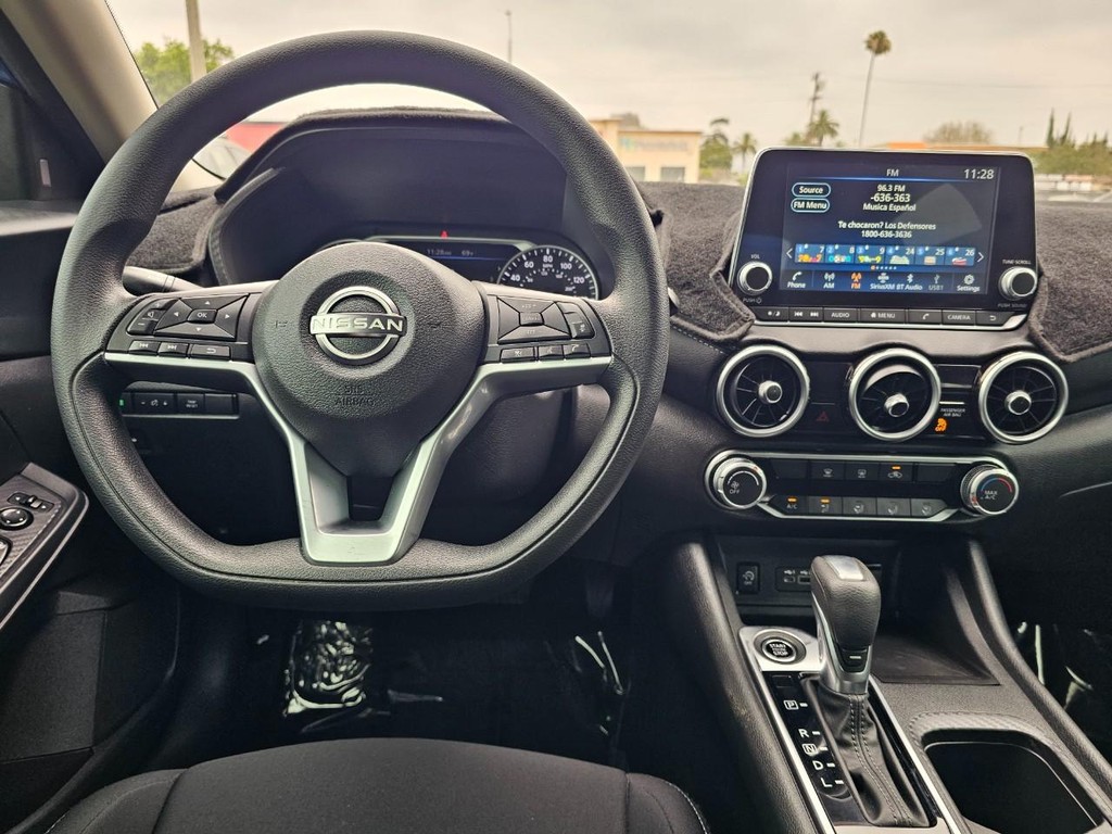 Nissan Sentra Vehicle Full-screen Gallery Image 25