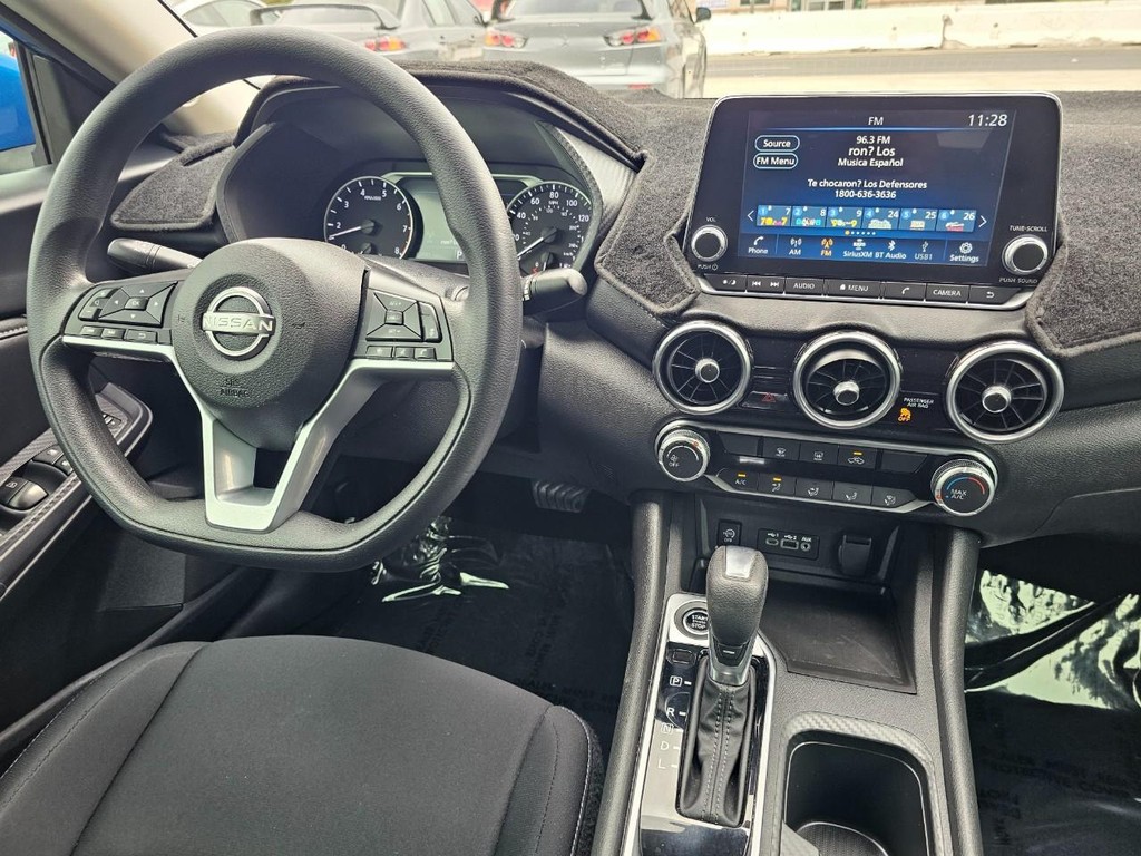 Nissan Sentra Vehicle Full-screen Gallery Image 27