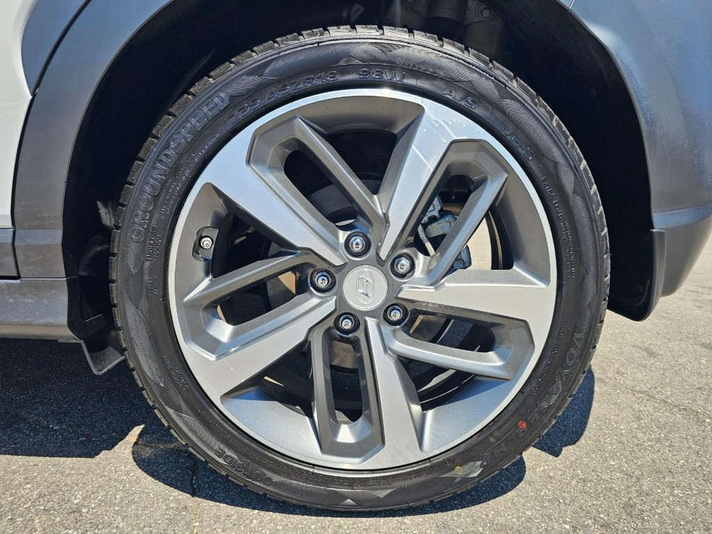 Hyundai Kona Vehicle Full-screen Gallery Image 16