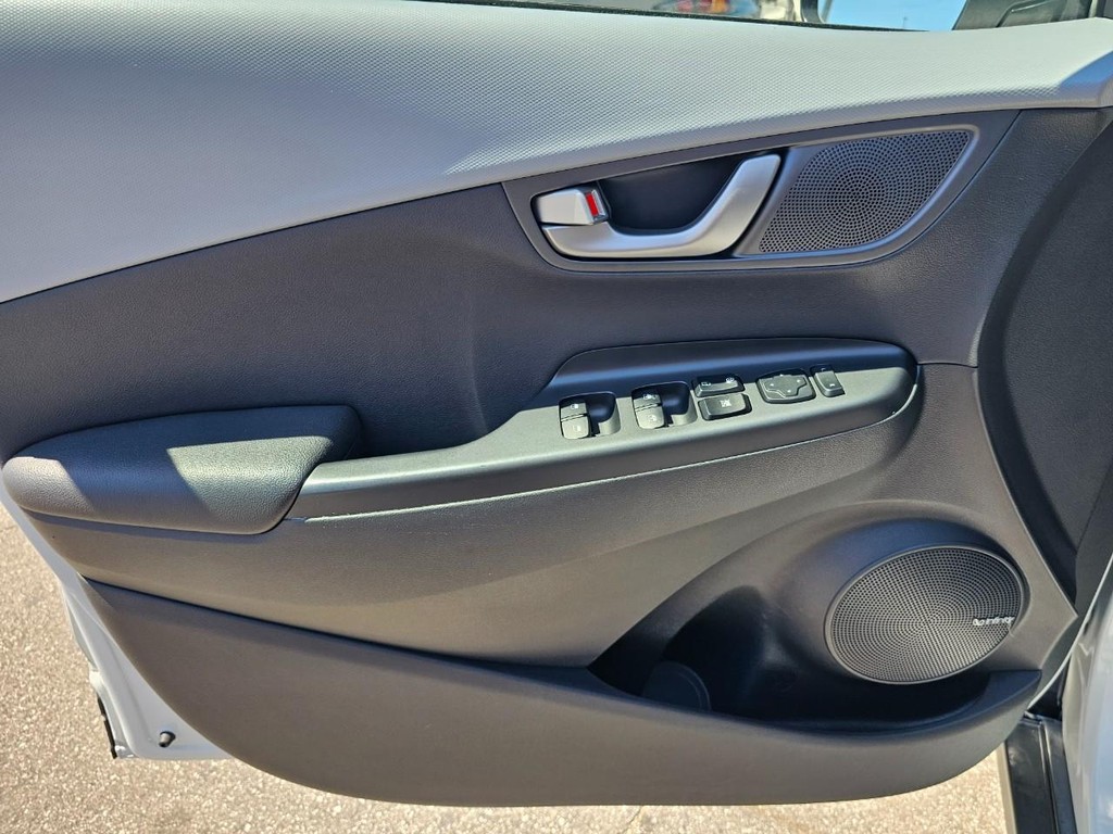 Hyundai Kona Vehicle Full-screen Gallery Image 17