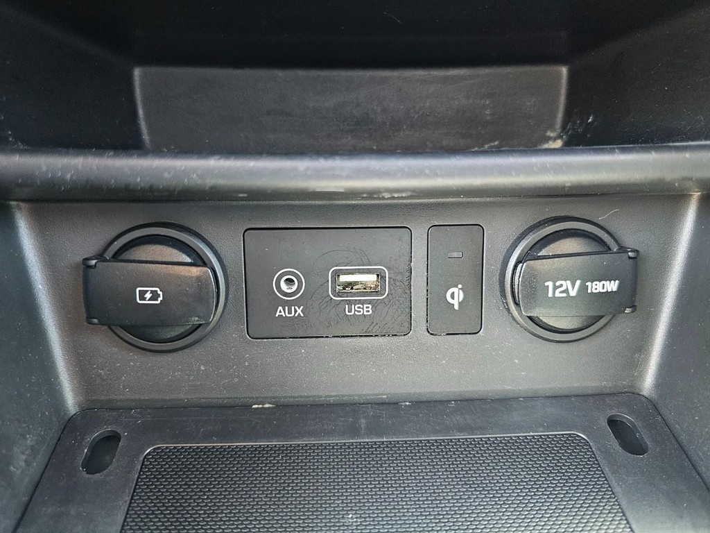 Hyundai Kona Vehicle Full-screen Gallery Image 23