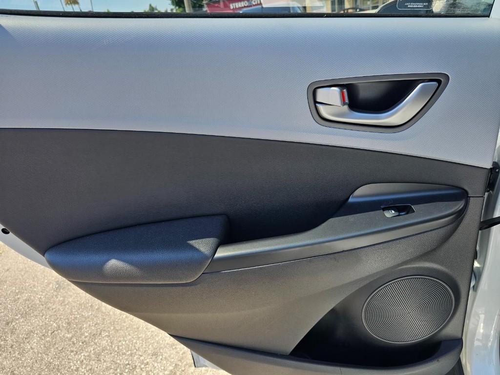 Hyundai Kona Vehicle Full-screen Gallery Image 24