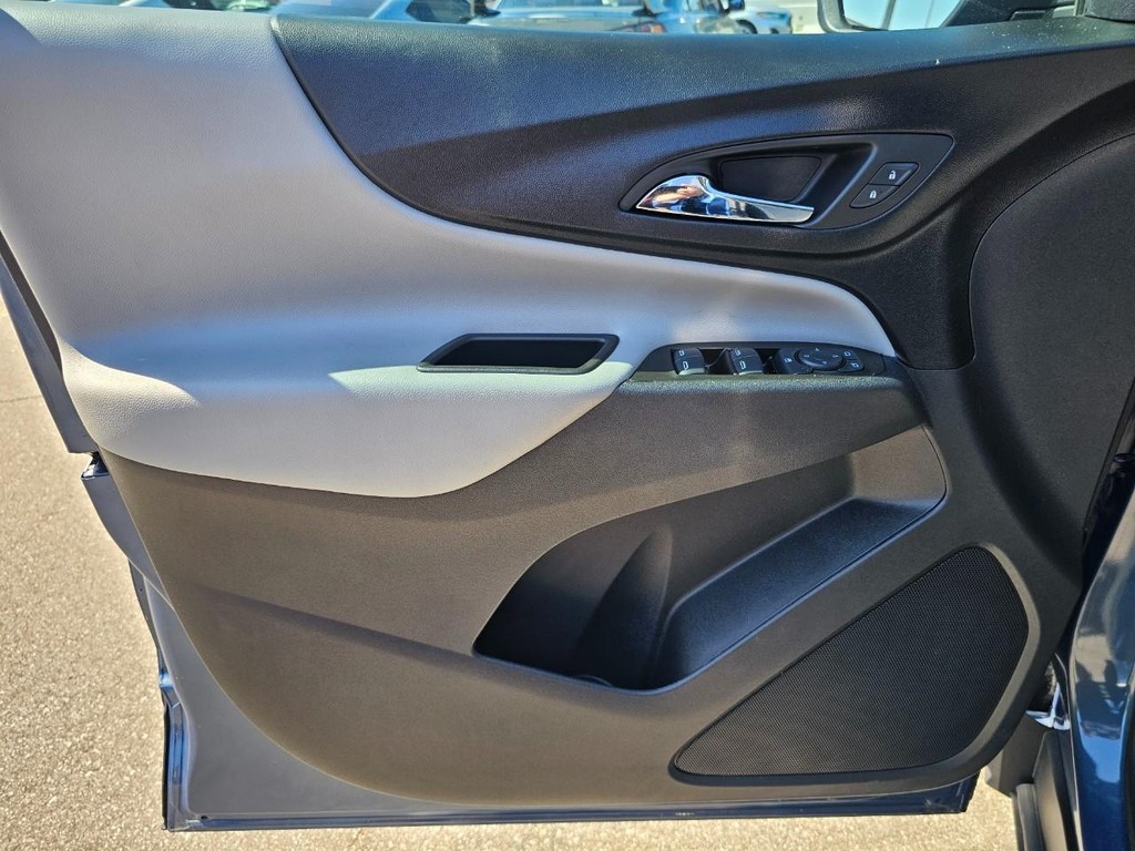 Chevrolet Equinox Vehicle Full-screen Gallery Image 15