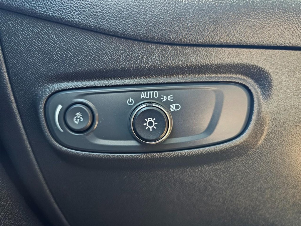 Chevrolet Equinox Vehicle Full-screen Gallery Image 17