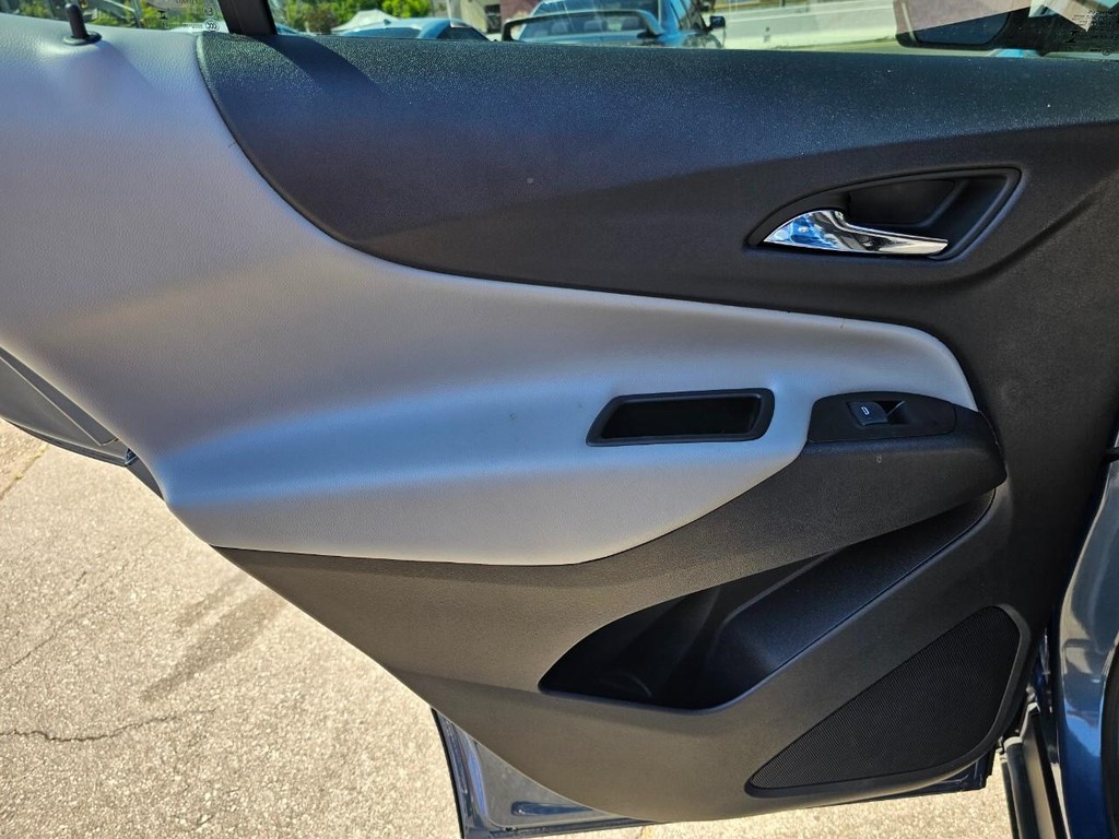 Chevrolet Equinox Vehicle Full-screen Gallery Image 23