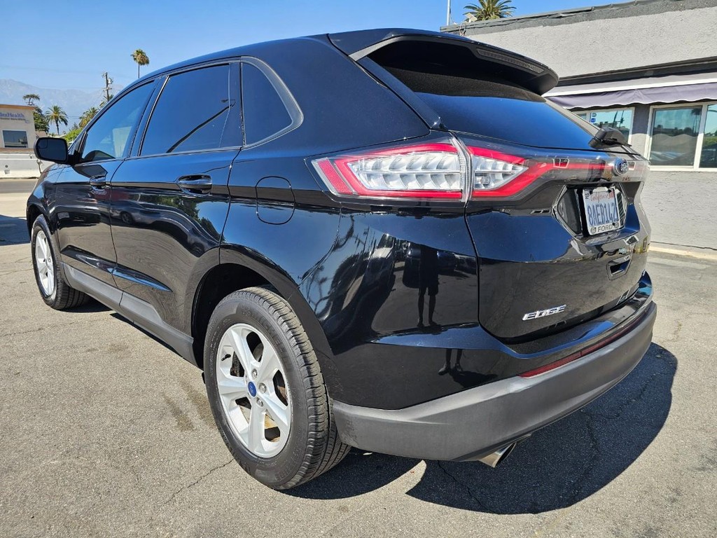 Ford Edge Vehicle Full-screen Gallery Image 3