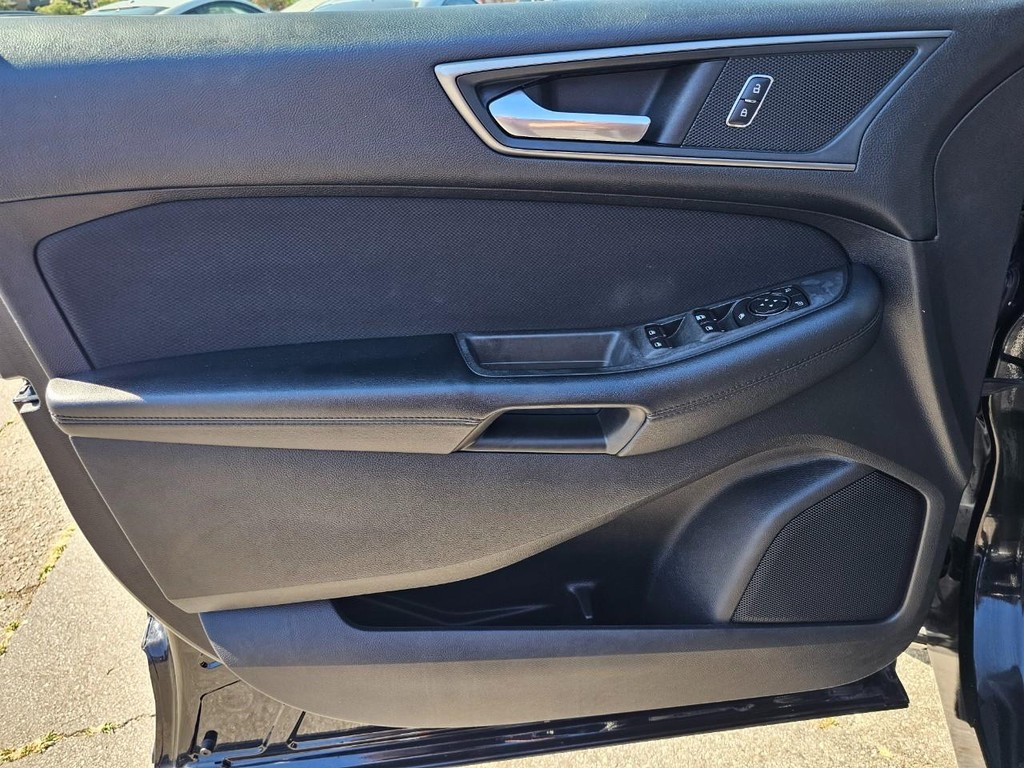 Ford Edge Vehicle Full-screen Gallery Image 16