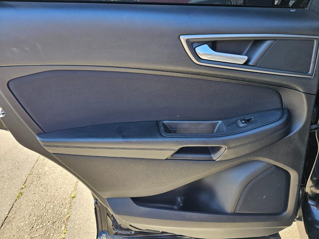 Ford Edge Vehicle Full-screen Gallery Image 24