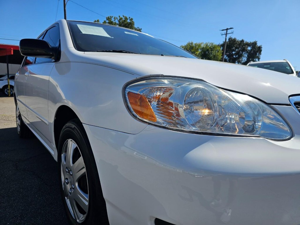 Toyota Corolla Vehicle Full-screen Gallery Image 9
