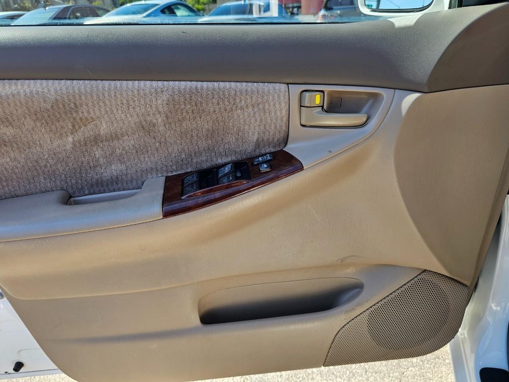 Toyota Corolla Vehicle Full-screen Gallery Image 14