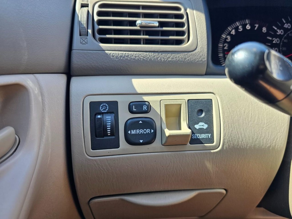 Toyota Corolla Vehicle Full-screen Gallery Image 16